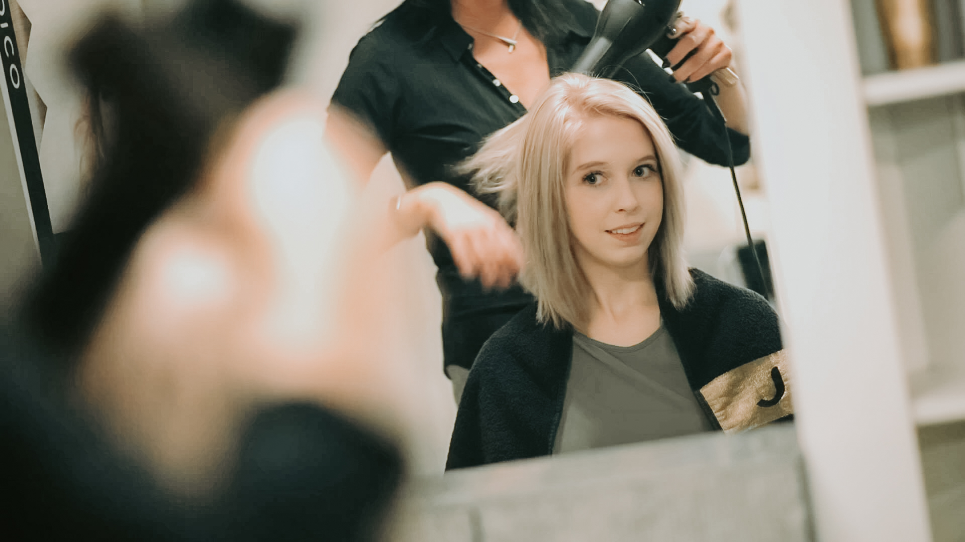 brushing blonde coupe