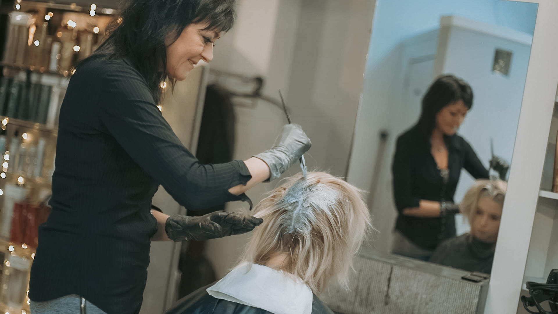 kapster Reggy zet balayage